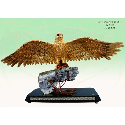 Zdjęcie Wystawna postać orła na dłoni