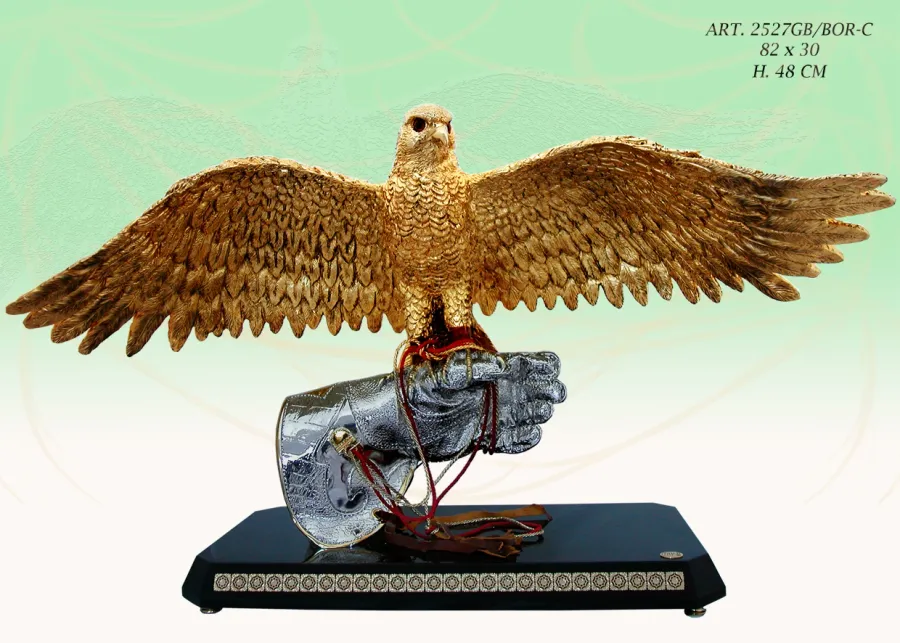 obrazek 1 Wystawna postać orła na dłoni