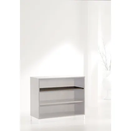 Zdjęcie Drewniana długa półka – element lady sklepowej