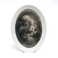 Zdjęcie Felice Zennaro, Macierzyństwo - Malowany czarnym dymem na ceramice owalnego naczynia do serwowania