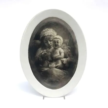 Zdjęcie Felice Zennaro, Macierzyństwo - Malowany czarnym dymem na ceramice owalnego naczynia do serwowania