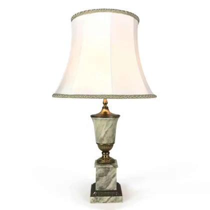 Zdjęcie Elegancka francuska lampa stołowa z metalu ozdobionego imitacją marmuru