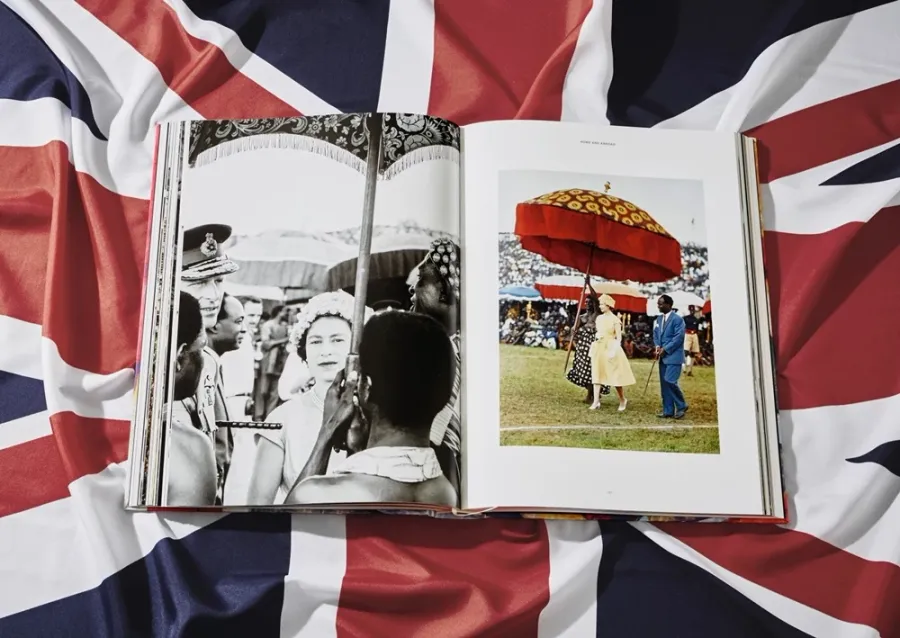 obrazek 6 Książka Her Majesty, Vivienne Westwood Edition No. 1–500, Harry Benson ‘Royal Greeting’ - Taschen