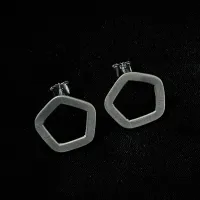 Zdjęcie Fantastyczne srebrne matowe kolczyki w kształcie pięciokątu - wspaniały prezent na rocznicę