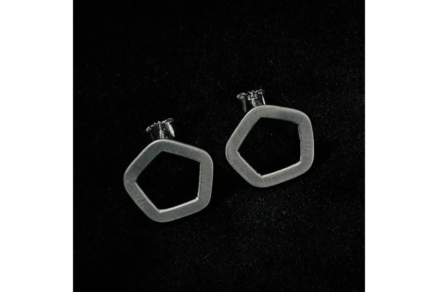 obrazek 1 Fantastyczne srebrne matowe kolczyki w kształcie pięciokątu - wspaniały prezent na rocznicę