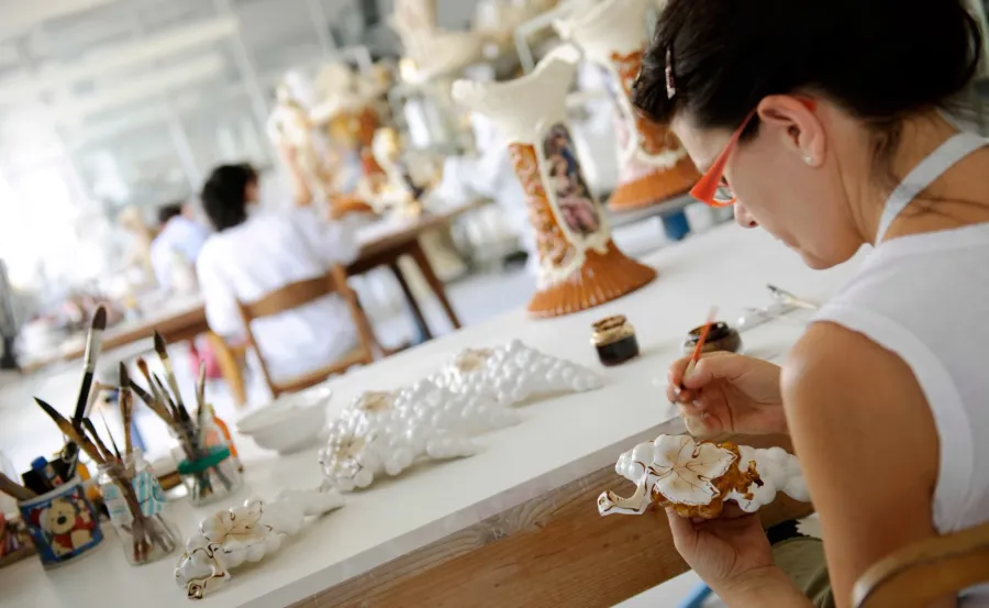 obrazek 4 Wyszukana ceramiczna lampa zdobiona złotem i platyną