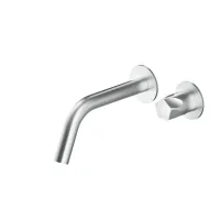 Zdjęcie Masywna bateria jednouchwytowa i wylewka montowana na ścianie do łazienki