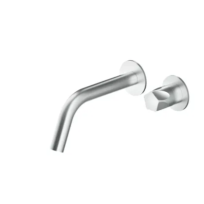 Zdjęcie Masywna bateria jednouchwytowa i wylewka montowana na ścianie do łazienki