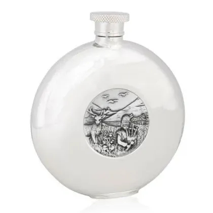 Zdjęcie Piękny prezent dla niego lub dla niej – piersiówka zdobiona scenką ze szkockim dudziarzem