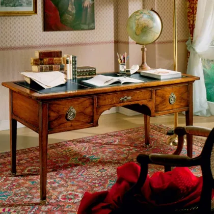Zdjęcie Antyczne biurko ze skórzanym blatem