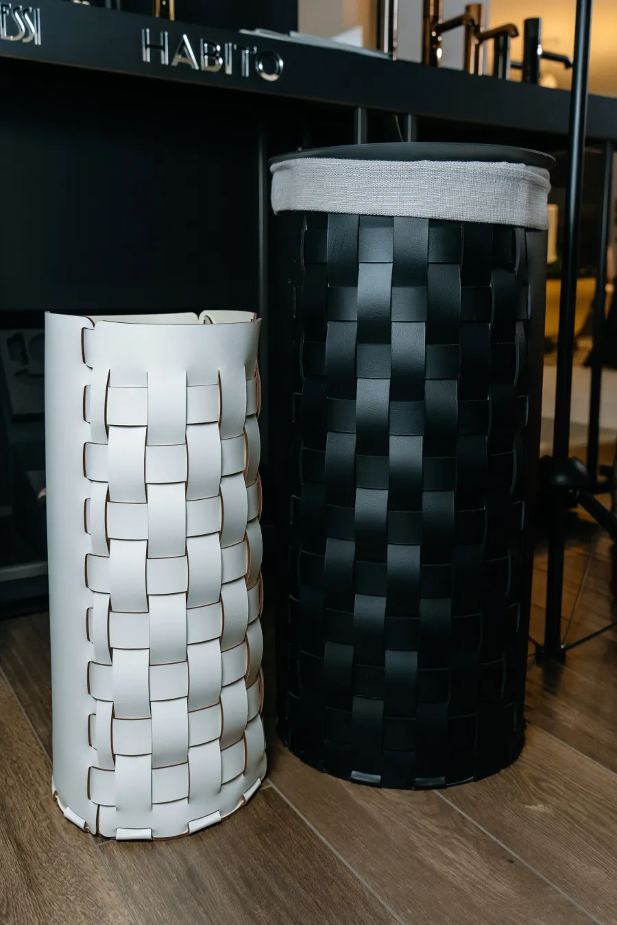 obrazek 2 Wysoki czarny kosz Bottega Ø33xH68 cm wykonany z naturalnej skóry