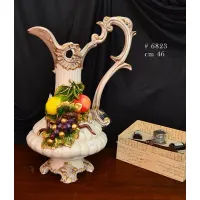 Zdjęcie Ceramiczna karafka z dekorowanymi owocami