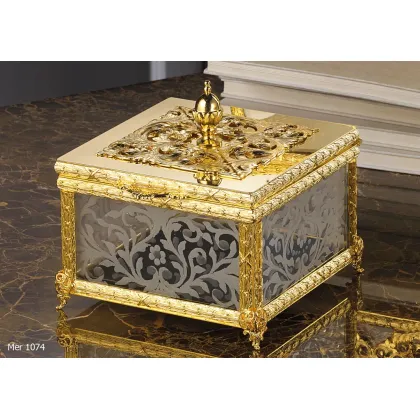 Zdjęcie Pudełko z pozłacanego brązu i ręcznie grawerowanego szkła