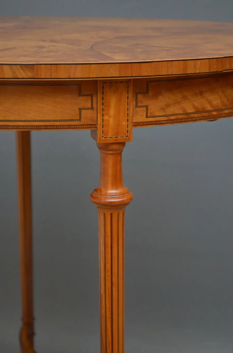 obrazek 10 Świetny jakościowy i bardzo elegancki edwardiański stół okolicznościowy z żółtodrzewu