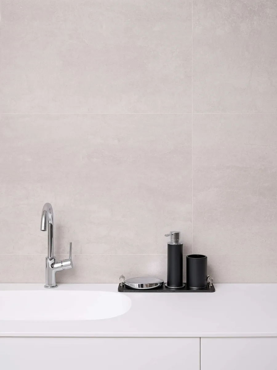 obrazek 4 Stylowy czarny skórzany uchwyt na kubek z chromowanym wykończeniem