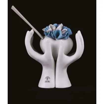 Zdjęcie Unikalna dekoracja w postaci porcelanowych dłoni z sercem