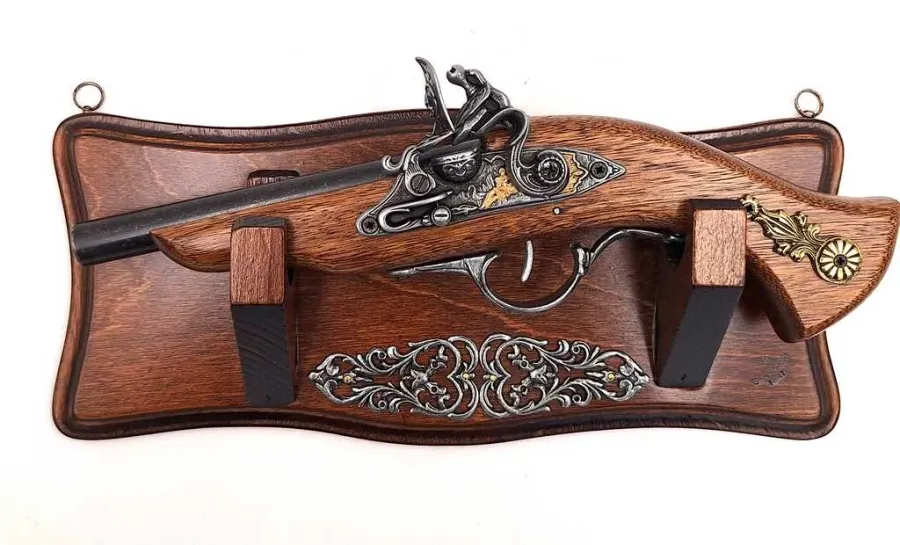 picture 1 A gun replica on a hanger - to hang on the wall