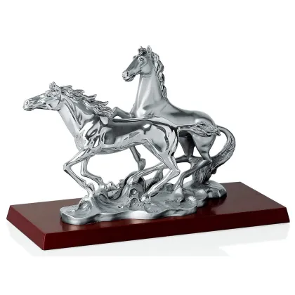 Zdjęcie Piękna dekoracyjna figurka konia na prezent