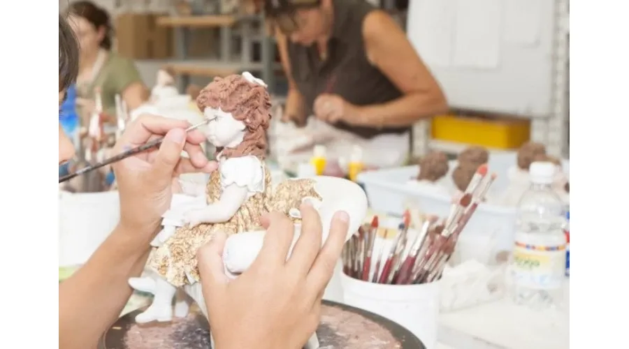 obrazek 5 Porcelanowa figurka dziewczynki ubrana w sukienkę - Sibania