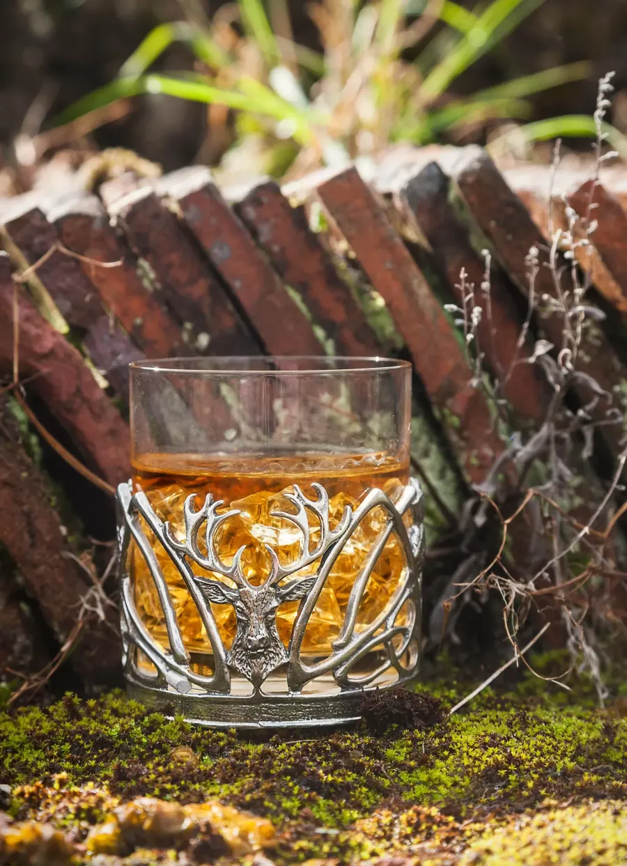 obrazek 3 Ekskluzywna szklanka do whisky zdobiona motywem jelenia i ostu – wyjątkowy prezent