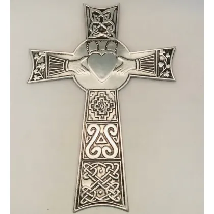 Zdjęcie Wyjątkowy irlandzki celtycki krzyż ścienny z pewteru zdobiony wzorem Claddagh