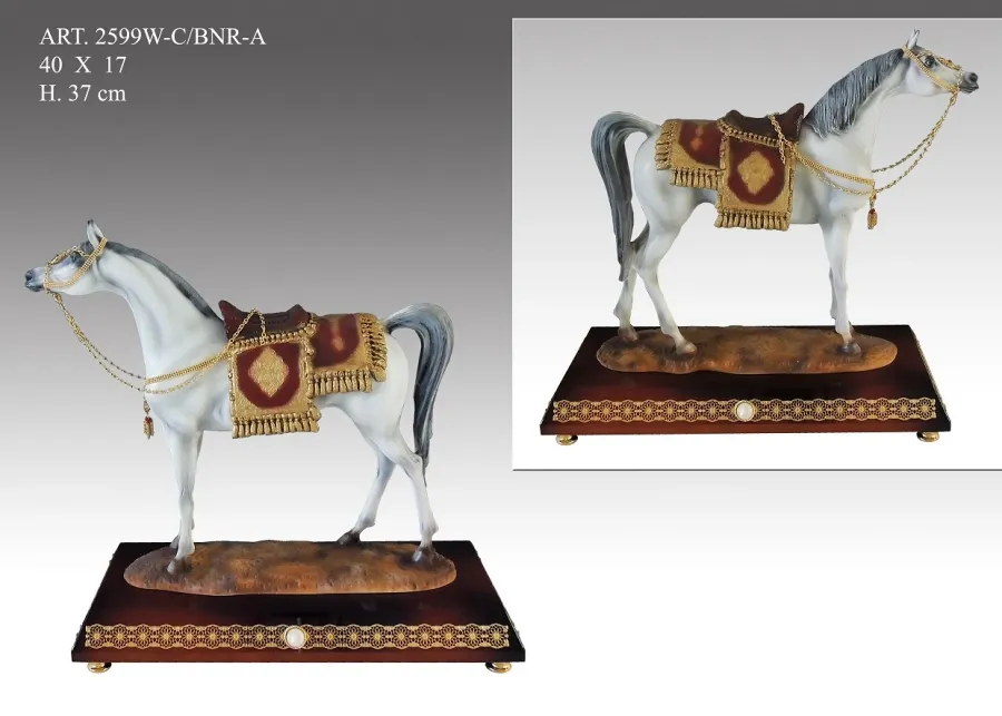 obrazek 1 Elegancki biały krolewski koń