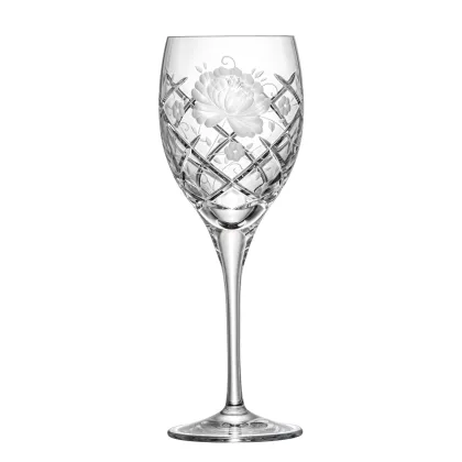 Zdjęcie Zjawiskowy kieliszek do wina z pięknym kwiatowym wzorem