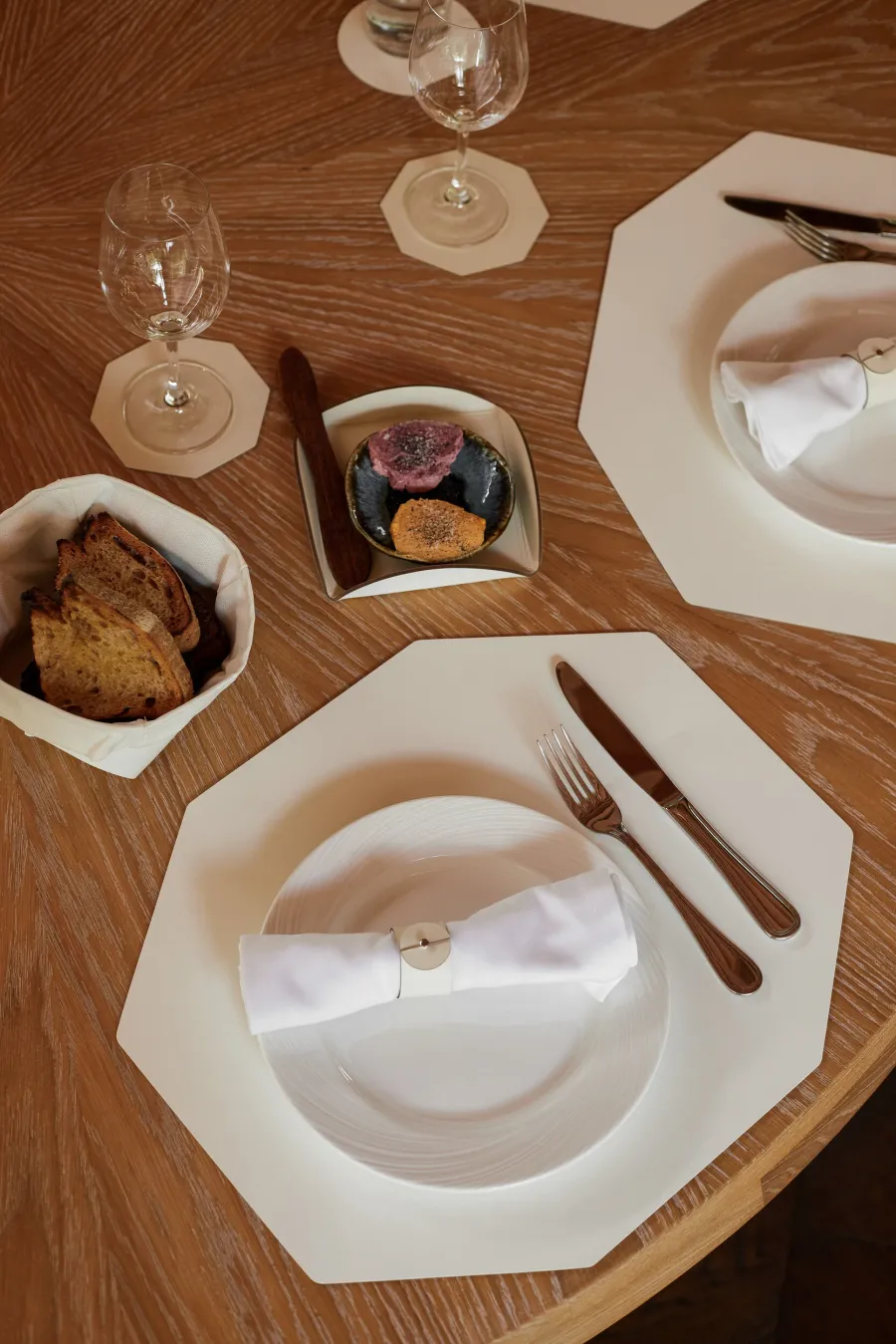 obrazek 2 Skórzana ośmiokątna podkładka pod kieliszki w kolorze czarnym i szarym