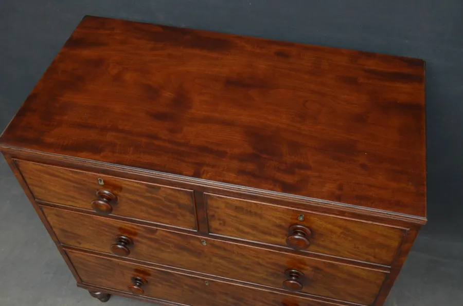 obrazek 3 Prosta i elegancka komoda George IV z mahoniu - antyk