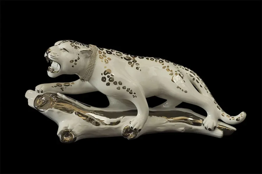 obrazek 1 Leopard na pniu drzewa z ceramiki