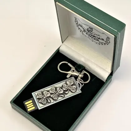 Picture Keychain - 32 GB USB pendrive with clover leaf decoration