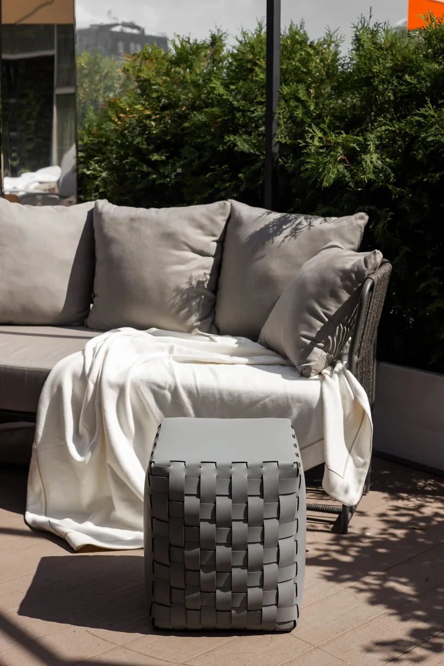 obrazek 2 Piękny tapicerowany czarny stołek Bottega 35x35xH40 cm