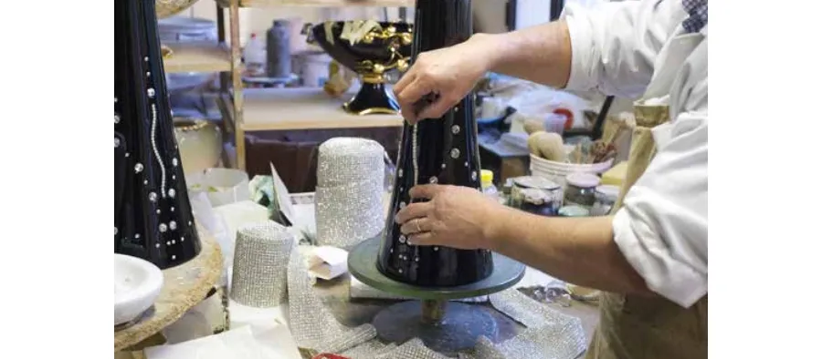 obrazek 2 Kremowo-złota lampa ceramiczna z Włoch z kwiatami