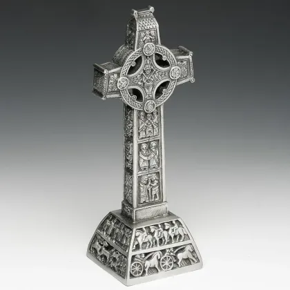 Zdjęcie Piękny krzyż Clonmacnoise High Cross wykonany z pewteru