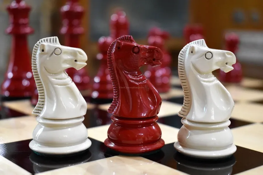 obrazek 6 Wykonane z drewna biało-czerwone figury do gry w szachy - The Chess Empire
