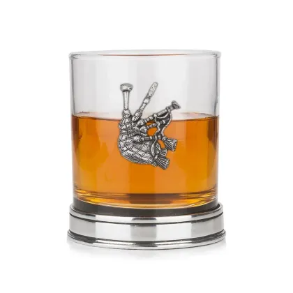 Zdjęcie Szklanka do whisky z przedstawieniem szkockich dud w kolorze miedzianym – stylowy prezent