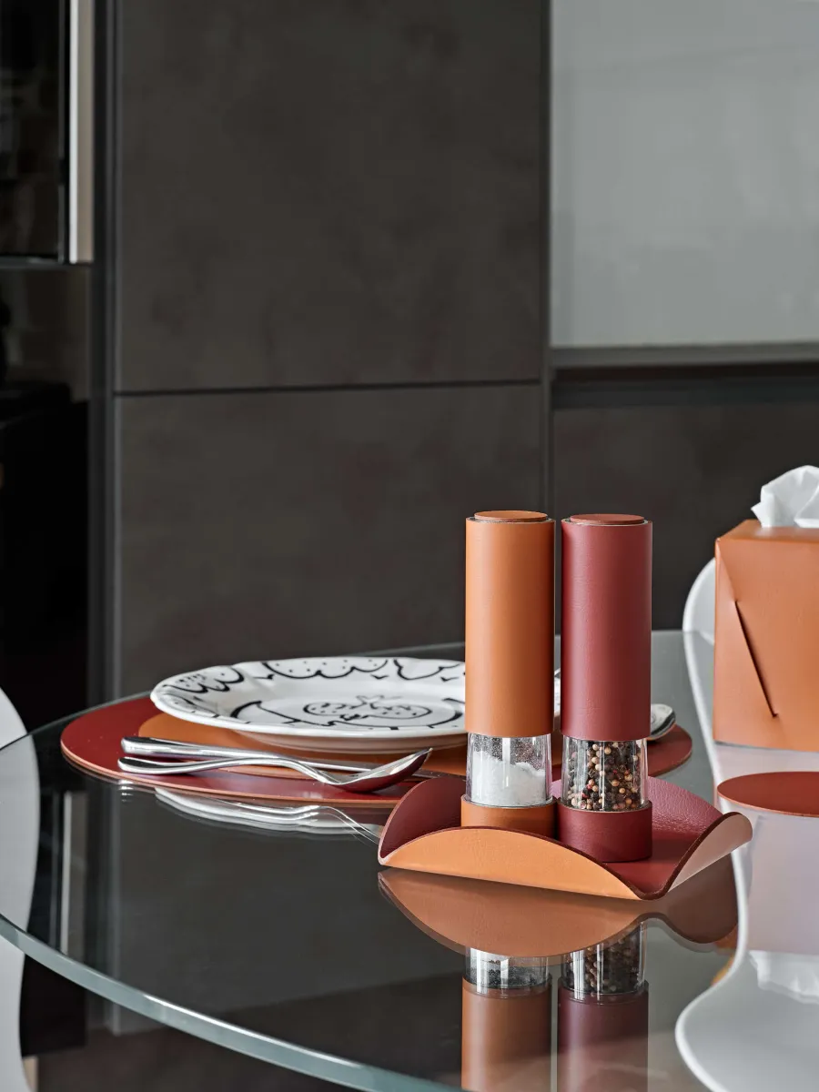 obrazek 2 Oryginalny młynek do soli i pieprzu ze skórzanymi elementami w kolorze koniakowym