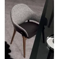 Zdjęcie Piękne krzesło tapicerowane z drewnianymi nogami