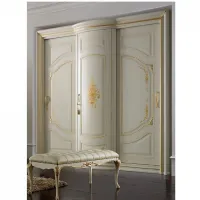 Picture Stylish baroque wardrobe with three sliding doors