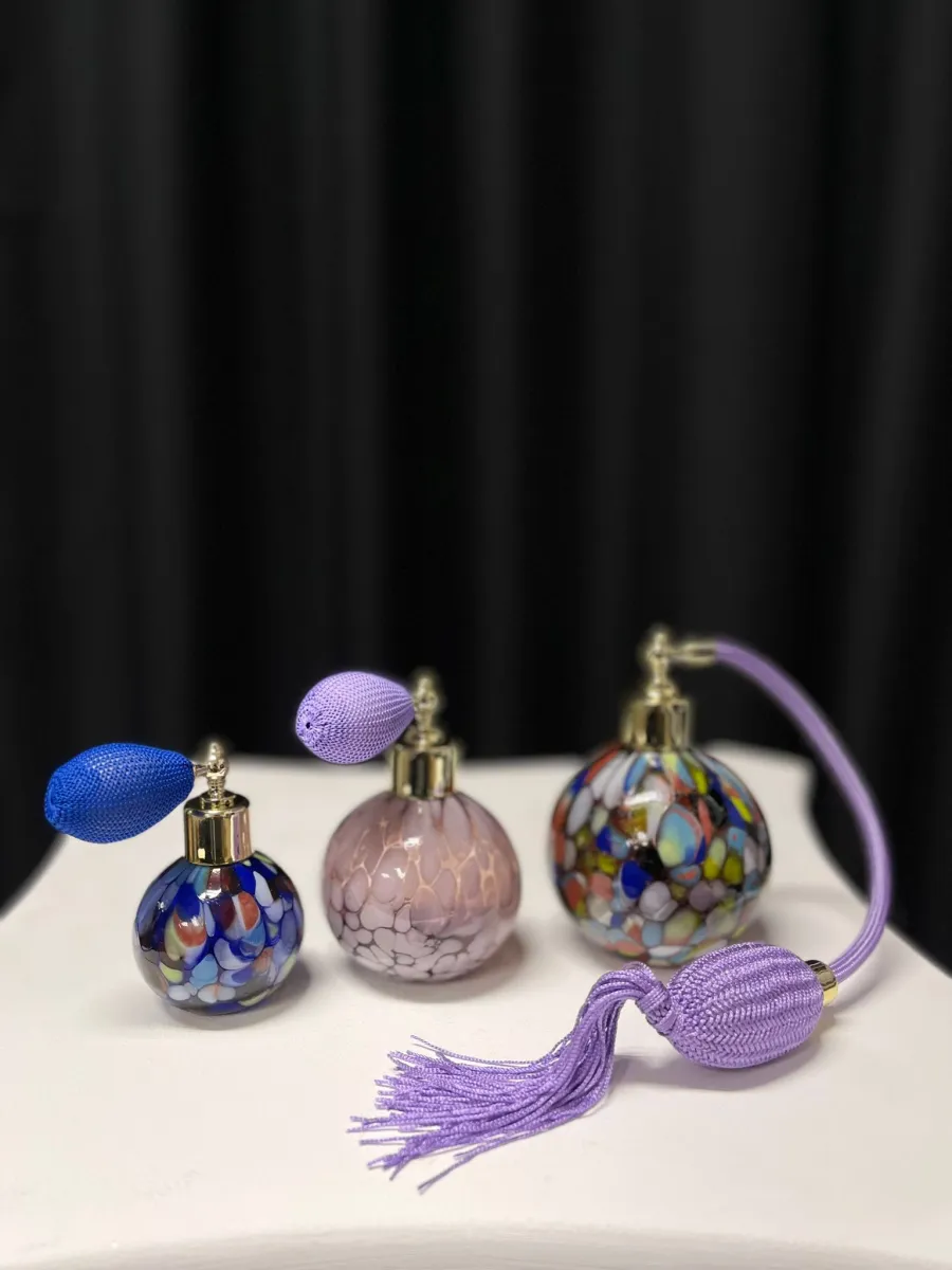 obrazek 3 Czarny flakonik na perfumy wykonany ze szkła murano