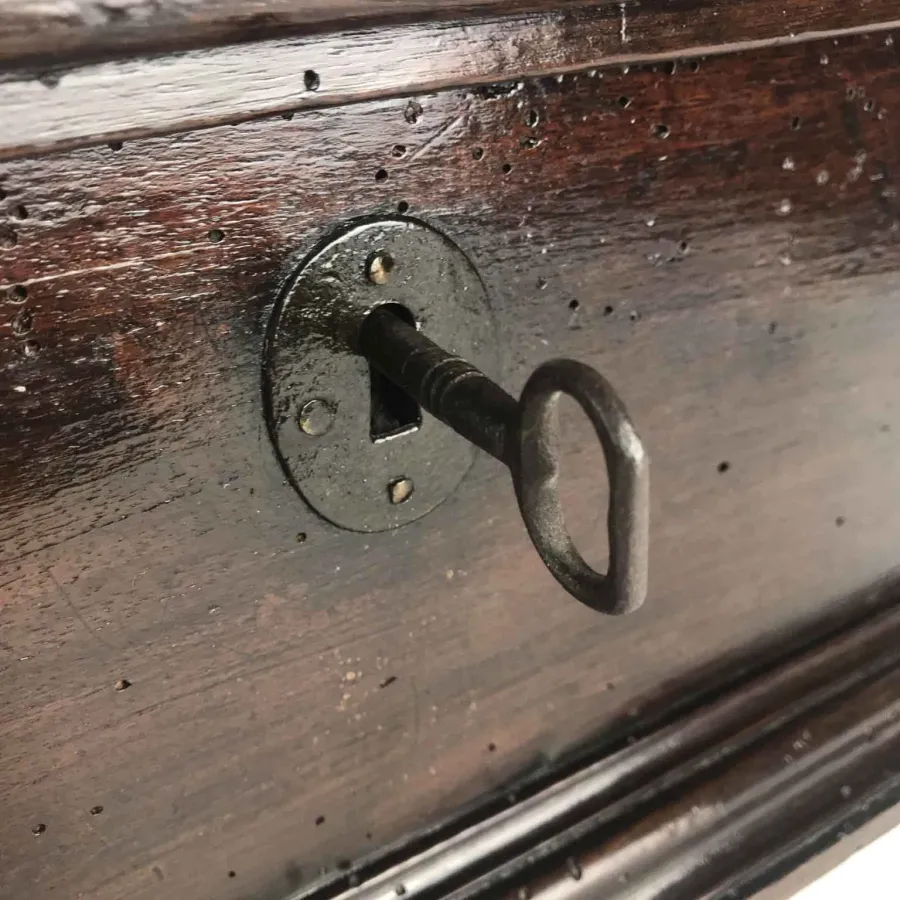 obrazek 4 Orzechowe pudełko z wieczkiem i funkcjonalnym zamkiem, ciemna patyna z końca XVIII wieku