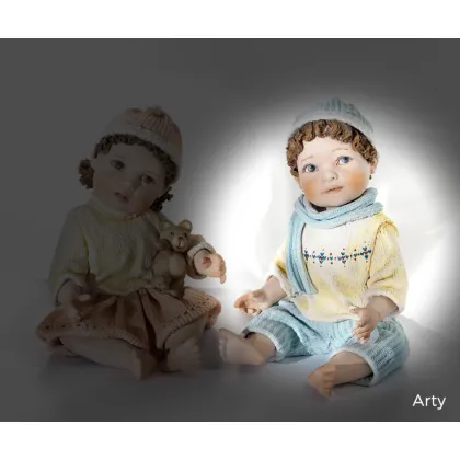 Zdjęcie Figura małego chłopca z porcelany - Sibania