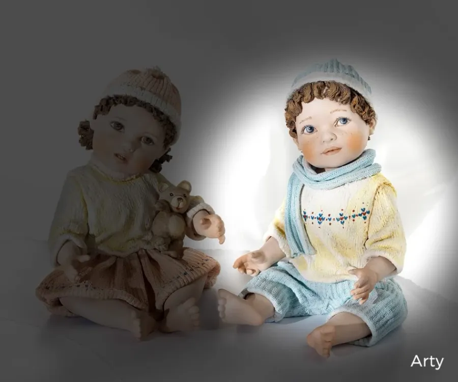obrazek 1 Figura małego chłopca z porcelany - Sibania