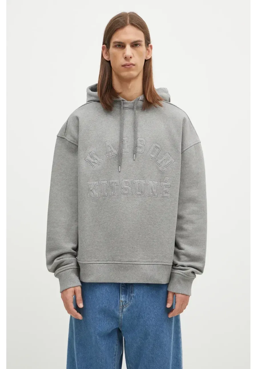 obrazek 1 Maison Kitsuné bluza bawełniana Varsity męska kolor szary z kapturem z aplikacją NM00702KM0326