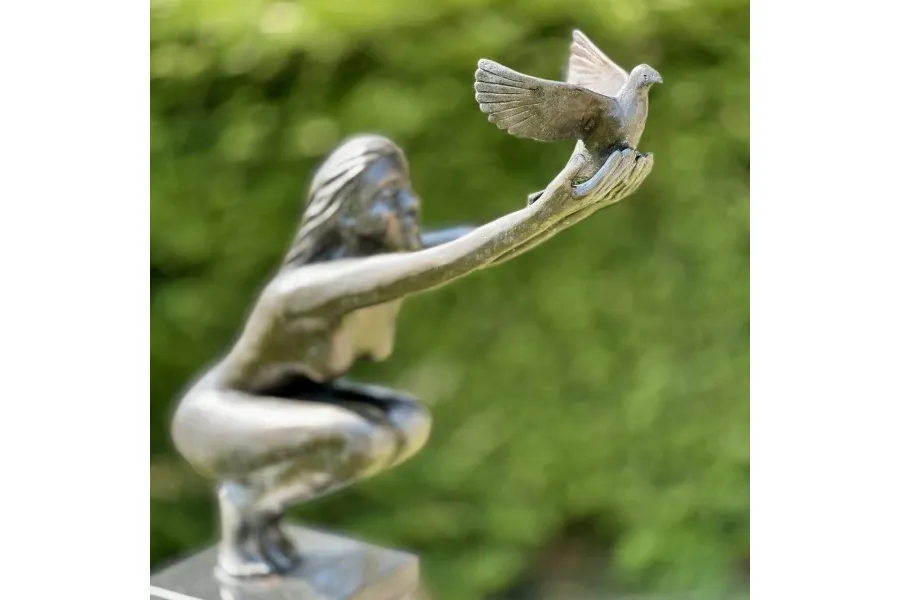 obrazek 3 Prestiżowa rzeźba ogrodowa przedstawiająca kobietę z ptakiem "Leć" - idealna ozdoba ogrodu