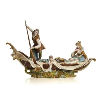 Zdjęcie Luksusowa figurka w stylu barokowym wioślarza, damy i dziecka na łodzi wykonana z ceramiki - Ceramiche ML