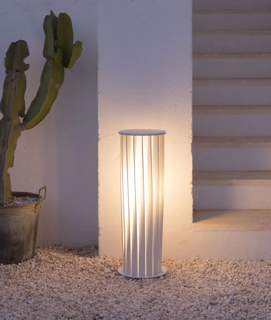 obrazek 2 Ekskluzywna aluminiowa biała lampa stojąca Aton ze skręconymi listwami do ogrodu