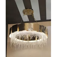 Picture Elegant chandelier in brushed and hammered brass