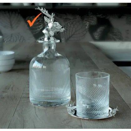 Zdjęcie Elegancka kryształowa butelka wraz z dwoma szklankami i talerzykami
