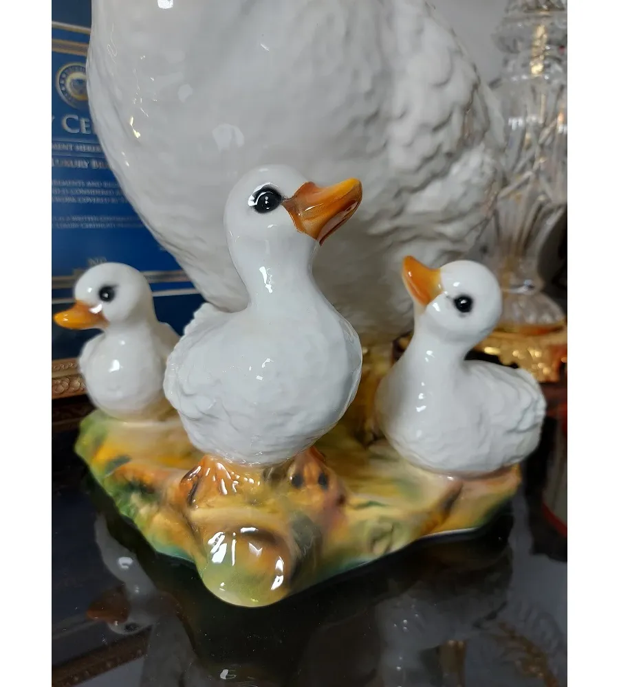obrazek 2 Ceramiczna figura gęsi z pisklętami